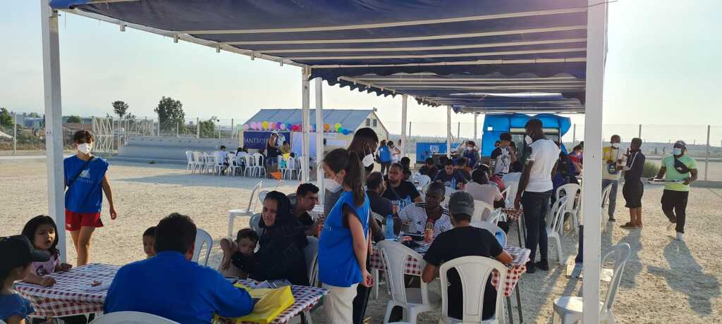 Un'oasi di pace e di amicizia a Cipro per i migranti: cena alle Tende dell'Amicizia, Scuola della Pace, visite culturali e scuola di inglese per i minori